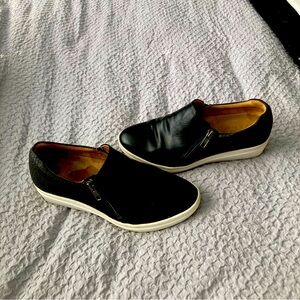 Super side zip smaller platform bottoms!
Size 7 100% leather! Naturalizer shoes!